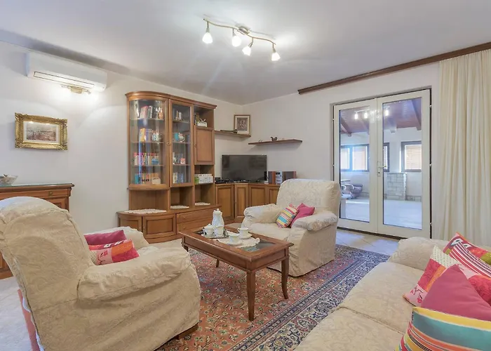 Modern, Affordable And Nicely Decorated - Paradise Pula